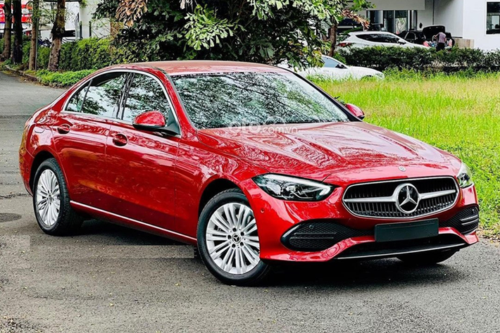 Tượng tự như C-Class, Mercedes-Benz cũng điều chỉnh giá bán của dòng E-Class. Theo đó, bản Mercedes-Benz E 180 giảm 270 triệu đồng, bản E 200 Exclusive giảm 317 triệu và bản E 300 AMG giảm 320 triệu đồng.