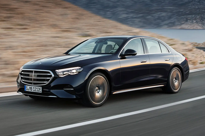 Trong khi đó, Mercedes-Benz E 180 sử dụng máy tăng áp 4 xi-lanh 1.5L cho công suất 156 mã lực và mô-men xoắn 250 Nm. Cả ba phiên bản đều dùng hộp số tự động 9 cấp và hệ dẫn động loại cầu sau.
