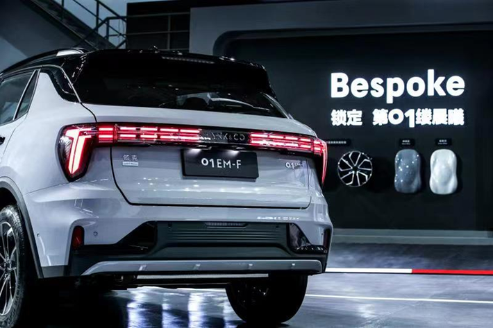 Xe được phát triển dựa trên nền tảng CMA (Compact Modular Architecture) tương tự như Volvo XC40/C40, Polestar 2 và chiếc coupe-SUV Lynk & Co 05. Bản nâng cấp đời mới 2025 của Lynk & Co 01 dự kiến sẽ được bán khắp châu Âu trong vòng vài tháng tới.