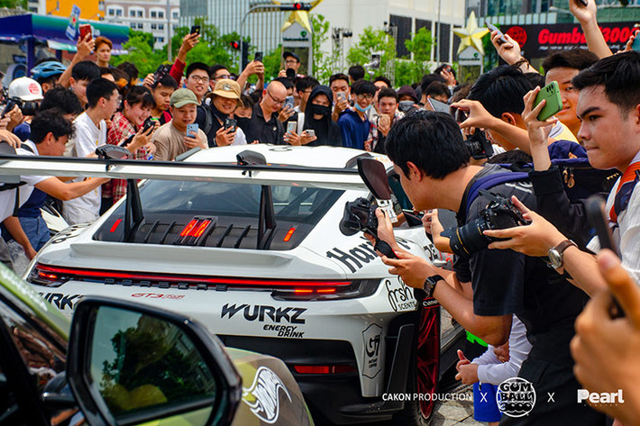 Đầu tiên, Koenigsegg Regera của Dan_am_i là màu sơn của xe, nó không phải là carbon trần như 1 số siêu xe Koenigsegg khác sở hữu mà còn có lớp bụi kim cương được tán nhuyễn, sẽ rất lấp lánh khi có ánh nắng chiều vào.