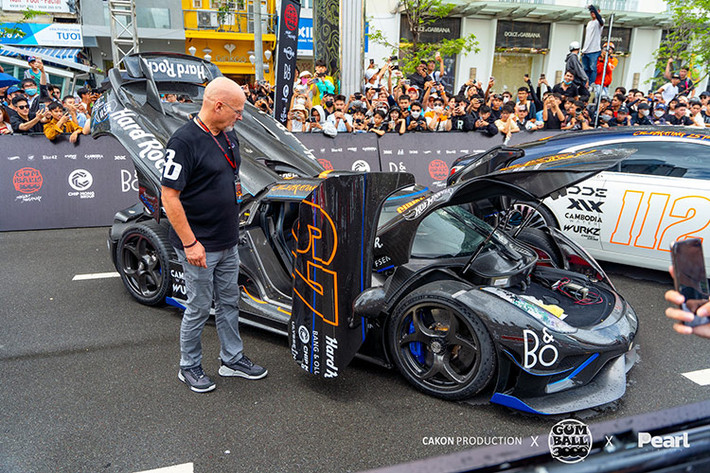 Đáng chú ý ở hành trình lần này là chiếc Koenigsegg Regera phiên bản "Honey" của đại gia Mỹ có biệt danh Dan_am_i, nổi tiếng với bộ sưu tập xe hơn 100 chiếc. 1/3 trong số siêu xe của anh là các siêu phẩm hypercar và megacar, thậm chí, anh còn là "fan cuồng" của hãng xe Pagani với hơn 8 chiếc