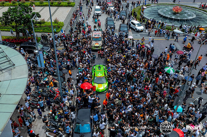Giới mê xe Việt hiện đang chờ Pagani Huayra BC Roadster cũng như Porsche Carrera GT xuất hiện cùng hàng chục siêu xe khác, riêng Bugatti Chiron và Bugatti Chiron Super Sport sẽ được các đại gia ở Campuchia lái vào Việt Nam từ chiều nay.