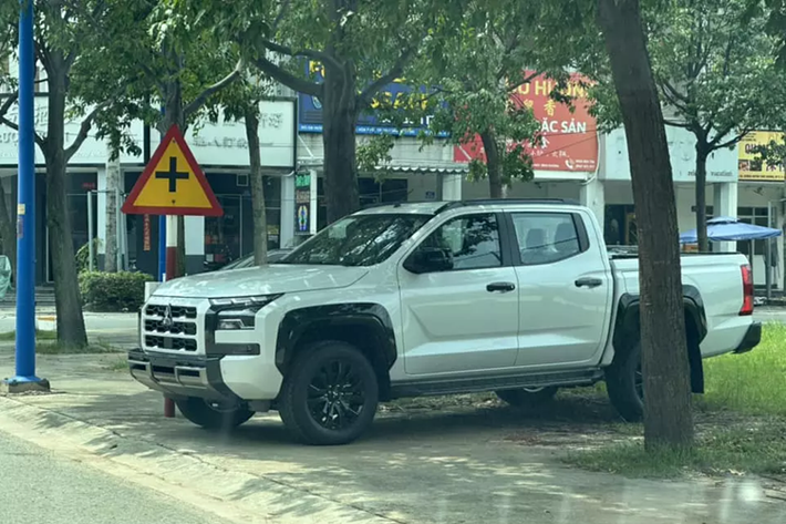 Mới đây, hãng Mitsubishi đã chính thức chốt lịch ra mắt Triton thế hệ mới ở thị trường Việt Nam. Theo đó, mẫu xe bán tải này sẽ được giới thiệu với khách hàng trong nước vào ngày 11/9/2024 tới đây. Trước thời điểm ra mắt, Mitsubishi Triton 2025 mới đã bị bắt gặp tại Hà Nội.