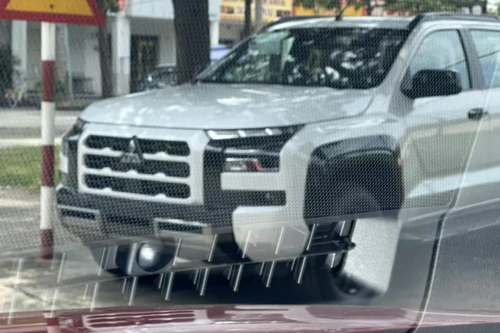 Đây tất nhiên không phải là lần đầu tiên mẫu xe bán tải này bị bắt gặp trên đường phố Việt Nam. Mitsubishi Triton 2025 từng chạy thử trên đại lộ Thăng Long, Hà Nội. Hiện thông tin cụ thể bán tải Mitsubishi Triton 2025 dành cho thị trường Việt Nam vẫn chưa được hé lộ.