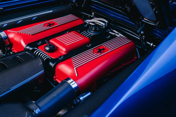Mẫu xe sở hữu khoang nội thất hiện đại hóa với các chi tiết trang trí bằng sợi carbon và các điểm nhấn bằng kim loại cũng như bọc da và họa tiết sợi nhỏ. Thương hiệu cũng nâng cấp cho xe khối động cơ V8 phẳng dung tích 3.5 lít và được trang bị hơn 200 bộ phận mới hoặc được thiết kế lại.