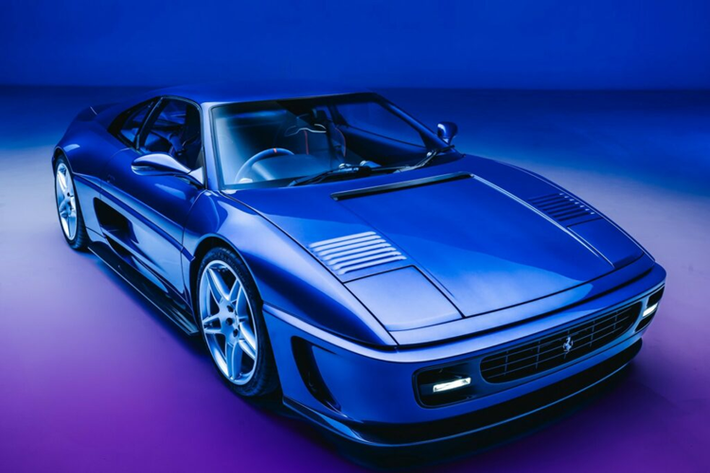 Mới đây, thương hiệu Evoluto mới cho ra mắt dự án phục chế và nâng cấp Ferrari F355 huyền thoại. Đây chính là một chương trình phục hồi nhằm “tái hiện lại siêu xe Ý mang tính biểu tượng của thập niên 90, kết hợp sức mạnh ấn tượng, công nghệ tiên tiến và kỹ thuật nâng cấp ấn tượng”.