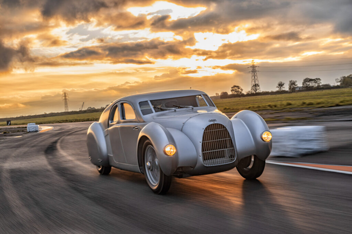 Audi bất ngờ mang đến Lễ hội tốc độ Goodwood vào cuối tuần này mẫu xe Auto Union Type 52 cổ điển, đây là phiên bản tái tạo của siêu xe Auto Union 16 xi-lanh đọc đáo đã bị loại bỏ ở giai đoạn thiết kế trước khi có cơ hội lăn bánh trên đường.
