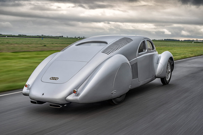 Auto Union là cụ tổ xe sang Audi ngày nay và trong những năm 1930, thương hiệu này đã thống trị các cuộc thi đua xe leo núi trước giải F1 với những con quái vật 16 xi-lanh động cơ đặt giữa.