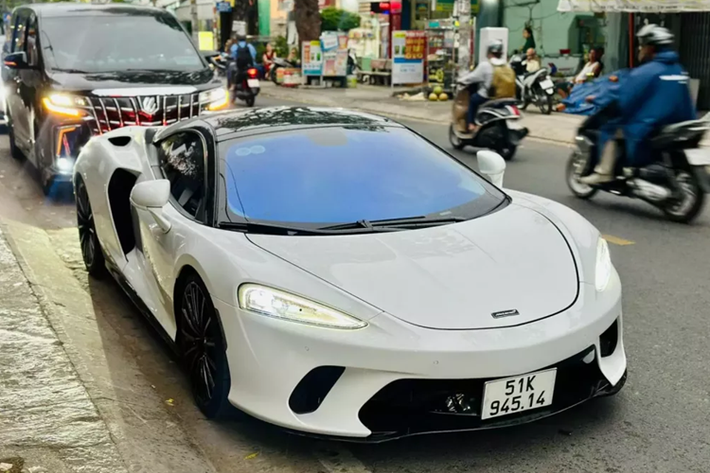 Cách đây 3 năm, tay cò siêu xe Phan Công Khanh đã gây bất ngờ cho giới mê xe trong nước khi nhập về chiếc McLaren GT tiền tỷ thuộc dòng Grand Tourer, ám chỉ các siêu xe có thể tích khoang hành lý vô cùng rộng rãi, dành cho các chuyến đi chơi dài ngày, cần mang nhiều đồ đạc.