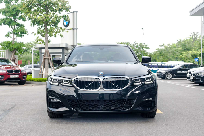 Ở bản 320i M Sport cao cấp hơn, xe sẽ có trần xe màu đen, hệ thống âm thanh Harman Kardon 16 loa cùng vô-lăng M Sport thể thao.