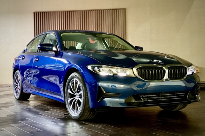 Theo đó, khách hàng mua BMW 3-Series tồn kho giảm giá phiên bản 320i Sport Line giờ đây chỉ phải trả 1,195 tỷ đồng (giá niêm yết là 1,295 tỷ). Khách mua bản BMW 320i M Sport chỉ còn 1,279 tỷ đồng (giá niêm yết của xe là 1,509 tỷ đồng).