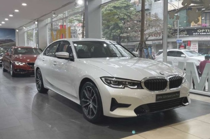 So với bản LCI mới nhất, BMW 3-Series 2021 đang được ưu đãi này có một số khác biệt ở ngoại thất. Ở phiên bản tiêu chuẩn, xe sẽ được trang bị cụm đèn trước là LED thường. Còn bản cao cấp là cụm đèn loại loại Adaptive LED.