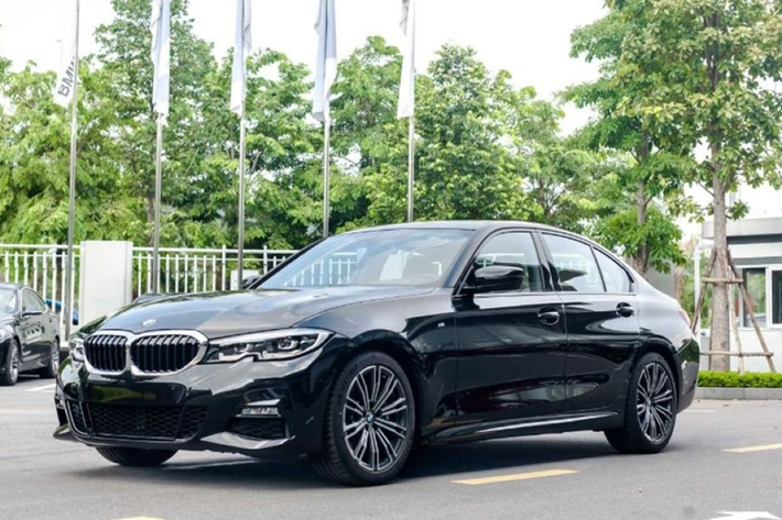 Được biết, lô xe sang BMW 3-Series tồn kho này đang được ưu đãi sâu này sản xuất năm 2021, chứ không phải bản LCI mới nhất. Số lượng xe hiện tại cũng còn rất hạn chế và không có nhiều lựa chọn màu sắc ngoài trắng và đen.