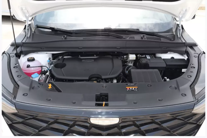 Geely Boyue mới tiếp tục được trang bị động cơ 4 xi-lanh, dung tích 1,5 lít, sản sinh ra công suất tối đa 181 mã lực và mô-men xoắn cực đại 290 Nm, kết hợp với hộp số DCT 7 cấp.