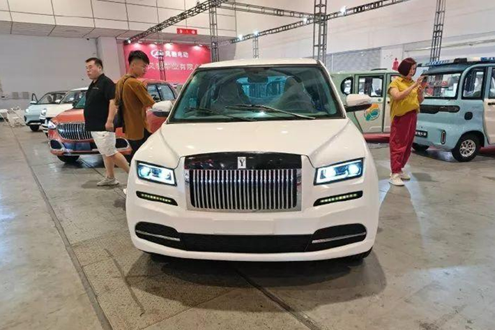 Ở bên trong, nội thất của hai chiếc xe này có thiết kế sao chép từ Mercedes-Benz, thể hiện ở thiết kế vô lăng, cụm màn hình đôi, đèn viền nội thất và cửa gió điều hòa dạng tua bin đặc trưng.