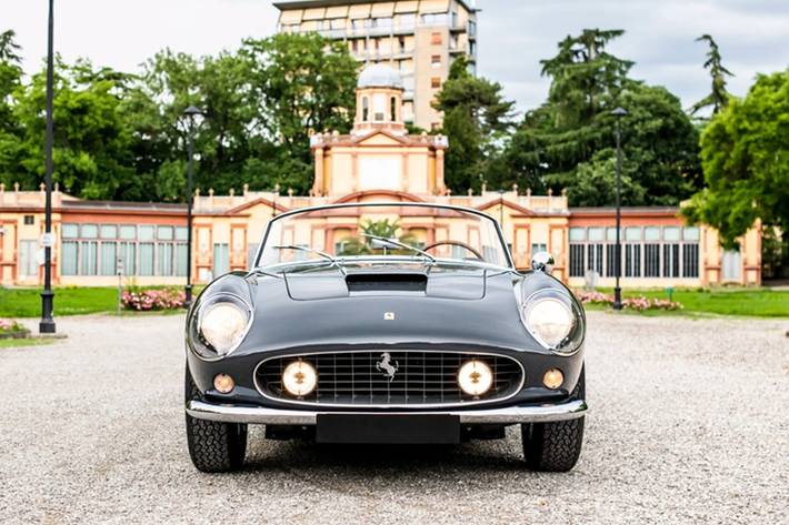 Trong số tất cả các mẫu xe của Ferrari, dòng siêu xe Ferrari 250 GT California Spider mui trần luôn được biết đến khi mang tính biểu tượng khác biệt, đem đến một “làn gió mới” cho thương hiệu siêu xe Ý.