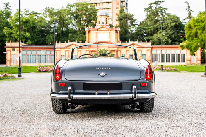 Thực tế không chỉ đây là chiếc siêu xe Ferrari 250 GT SWB California Spider đầu tiên khiến và điều này khiến chiếc xe trở nên đặc biệt. Đây cũng là một trong số ít ba chiếc được trang bị phiên bản cao cấp hơn của động cơ Tipo 168 V12 nổi tiếng của Ferrari.