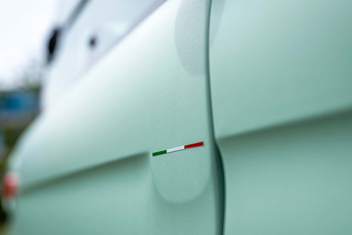 Nhãn dán hình quốc kỳ Italy trên cửa xe Fiat Topolino là nguyên nhân khiến hơn 130 chiếc xe bị giữ lại tại cảng.