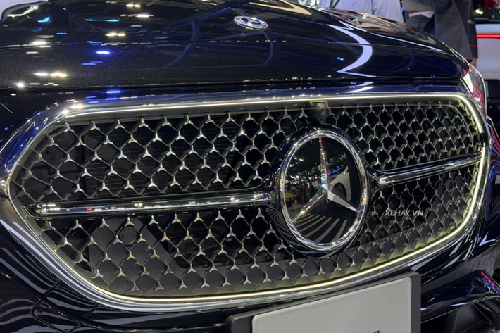 Mercedes-Benz E-Class 2024 được trang bị bộ mâm đa chấu 20 inch 2 tông màu đối với phiên bản E 350e. Phiên bản còn lại dùng bộ vàng 19 inch. Ở phía sau, E-Class 2024 gây ấn tượng với cụm đèn hậu mang thiết kế lấy cảm hứng từ logo ngôi sao ba cánh.