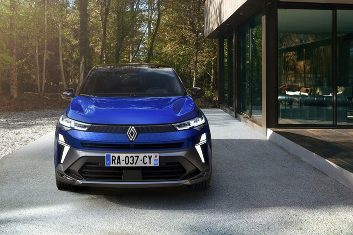 Cấp độ cấu hình cao nhất của dòng xe Captur trước đây là RS Line, nhưng kể từ đời 2024 này được loại bỏ và thay thế bằng bản Esprit Alpine. Những chi tiết đặc trưng bao gồm cản màu xám Slate Gray, một số họa tiết trang trí màu đen bóng và bộ mâm 19 inch với kiểu dáng độc quyền.