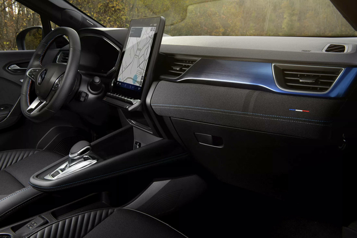 Mặc dù Captur 2024 vẫn được phát triển từ nền tảng khung gầm CMF-B quen thuộc của Renault, nhưng ở bản đời mới lần này các kỹ sư của hãng xe Pháp đã tinh chỉnh lại cách sắp xếp hệ thống treo, đặc tính của bộ giảm chấn và độ nhạy thước lái, tất cả nhằm cải thiện cảm giác vận hành theo hướng thú vị hơn.