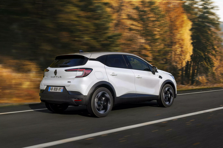 Đội ngũ thiết kế hướng đến mục tiêu làm cho Captur trở nên cao cấp hơn nên đã thay đổi phần đầu xe, cụm đèn chiếu sáng chính dùng đèn LED toàn bộ, được đi kèm với dải đèn ban ngày hình mũi tên đặt tại phần cản trước có hình khối khác biệt so với trước.