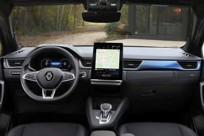 Renault Captur 2024 mới lần này cũng tuân thủ cam kết của hãng xe Pháp về chính sách thân thiện với môi trường khi hầu như không sử dụng đến các chất liệu da hoặc chrome. Ngoại hình Captur 2024 có nhiều nét tương đồng với các mẫu xe mới ra mắt gần đây của Renault như Scenic E-Tech hay Rafale.