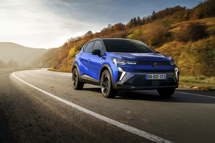 Bên trong nội thất Captur 2024 là sự xuất hiện của các màn hình mới, bao gồm màn hình đồng hồ 10,25 inch phía sau vô-lăng và màn hình giải trí trung tâm cảm ứng 10,4 inch chạy hệ điều hành OpenR dựa trên Android Automotive 12.