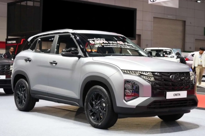 So với các phiên bản tiêu chuẩn, Hyundai Creta Alpha 2024 mới tại Thái Lan nhận được những tinh chỉnh về thiết kế mang lại vẻ ngoài thể thao và nổi bật hơn. Đầu tiên là màu sơn ngoại thất màu đen mờ ấn tượng, tô đậm vẻ đẹp thể thao, khỏe khoắn cho xe.