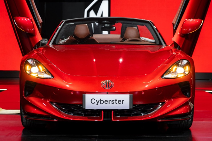 Trong khi đó, giá xe MG Cyberster GT có giá bán 59.995 bảng Anh (1,91 tỷ đồng). Mức giá này tương đương với mẫu Porsche 718 EV chuẩn bị ra mắt. Dù đã được dự đoán từ trước nhưng giá xe MG Cyberster tại Anh được nhiều người đánh giá là khá cao và có phần gây ngỡ ngàng.