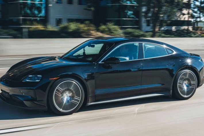 Porsche Taycan 2025 mới đã trải qua giai đoạn phát triển và đang được tiến hành chạy thử trước khi ra mắt chính thức vào khoảng cuối năm nay hoặc đầu năm sau.