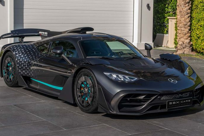 Mới đây, một chiếc Mercedes-AMG One siêu lướt đã được đơn vị chuyên kinh doanh siêu xe SBX Cars rao bán đấu giá. One có số lượng giới hạn chỉ 275 chiếc trên toàn cầu.