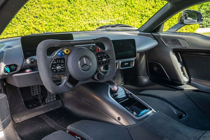 Mercedes-AMG One thuộc top mẫu xe nhanh nhất thế giới khi chỉ mất 2,9 giây để tăng tốc từ 0 - 100km và vận tốc tối đa đạt 352km/h. Để làm được điều này, mẫu xe sở hữu động cơ V6 1.6L tăng áp kết hợp động cơ điện cho công suất tổng lên tới 1049 mã lực.