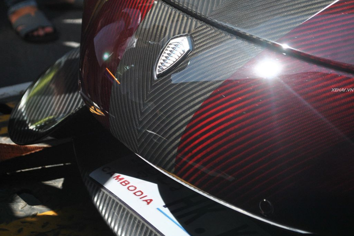 Koenigsegg Regera độc nhất Việt Nam được đưa về nước vào tháng 1/2022. Siêu phẩm này được đại gia Hoàng Kim Khánh mua tại một showroom ở bang Illinois, Mỹ. Hãng xe Thụy Điển chỉ sản xuất đúng 80 chiếc Regera với giá bán khởi điểm vào khoảng 1,9 triệu USD tại thời điểm mới ra mắt.