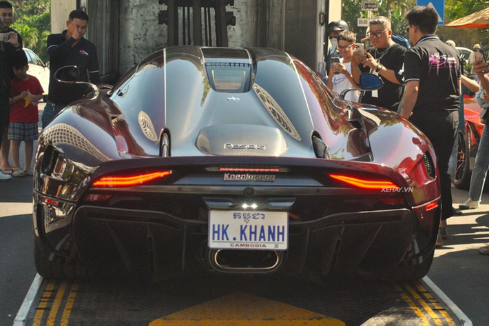 Ngoài ra, Regera còn là một chiếc xe không sử dụng hộp số truyền thống. Cơ cấu chuyển số trên xe dựa theo cấu trúc truyền động trực tiếp có tên gọi Direct Drive giúp giảm 50% năng lượng bị thất thoát so với các loại hộp số thông thường.