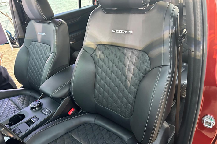 Cung cấp sức mạnh cho Ford Everest Platinum tại Việt Nam là động cơ 2.0L tăng áp kép, cho công suất 207 mã lực và mô-men xoắn 500 Nm, kết hợp hộp số tự động 10 cấp và hệ dẫn động bốn bánh. Xe còn có hệ thống kiểm soát đường địa hình với 6 chế độ lái.