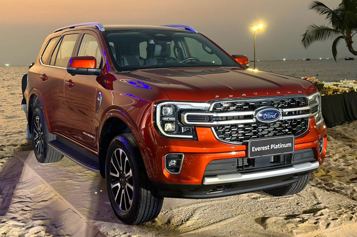Vừa qua, Ford Everest Platinum 2024 mới đã được giới thiệu thông qua một sự kiện dành cho đại lý ở đảo Phú Quốc, Kiên Giang. Dự kiến, Everest Platinum 2024 sẽ được mở bán chính thức vào khoảng giữa tháng 4 và bàn giao xe tới khách hàng trong tháng 5.