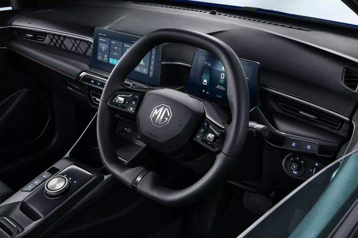Theo đó, MG ZS 2025 có thể có một cabin hiện đại hơn với cụm đồng hồ kỹ thuật số và hệ thống thông tin giải trí 10,25 inch, tích hợp tính năng định vị vệ tinh, khả năng tương thích Android Auto và Apple CarPlay.