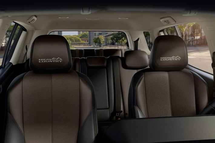 Giống như Colorado, nội thất của Trailblazer 2025 có táp-lô mới gồm cụm đồng hồ kỹ thuật số 8 inch, được kết hợp với màn hình cảm ứng thông tin giải trí 11 inch lớn hơn, cụm cần số mới và bàn sạc không dây. Phiên bản High Country có ghế ngồi bọc da 2 tông màu và hình thêu trên tựa đầu.