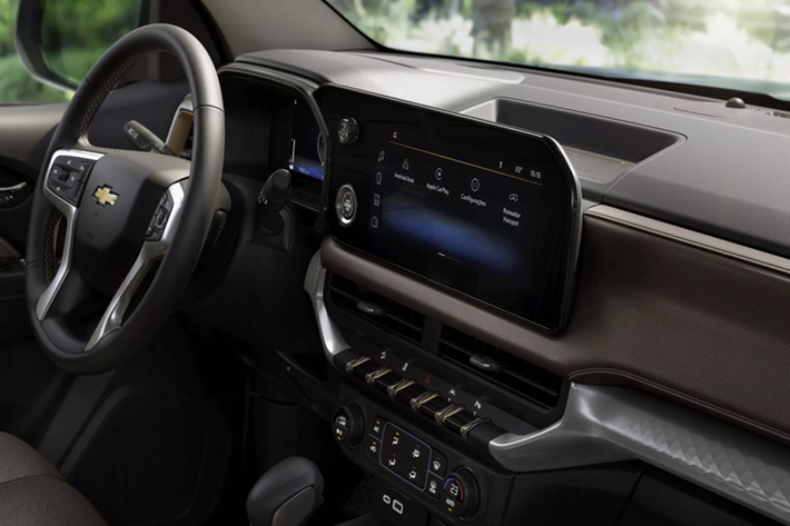 Nhìn chung, thiết kế bên ngoài của Chevrolet Trailblazer khá lạc hậu so với các đối thủ trong phân khúc như Toyota Fortuner hay Ford Everest. Đây là một điều khó tránh khỏi bởi mẫu xe này đã có tuổi đời lên đến 12 năm.