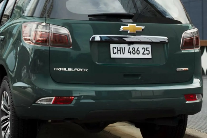 Trailblazer 2025 sở hữu mặt ca lăng và cản trước mang ngôn ngữ thiết thiết kế mới của hãng Chevrolet giống Colorado. Trong khi đó, phần thân và phía sau của xe không có sự thay đổi.