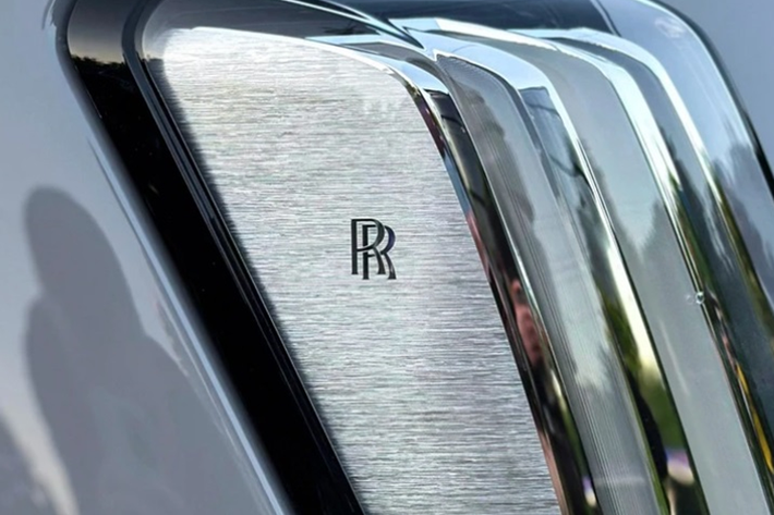Ở Spectre, “biểu tượng” Spirit of Ecstasy huyền thoại cũng được điều chỉnh để tạo ra một kiểu dáng thể thao hơn cho chiếc Rolls-Royce. Xe có hệ thống đèn 2 tầng. Phía trên là dải đèn LED định vị ban ngày cực mỏng trong khi đèn pha được đặt sâu trong hốc bên dưới.