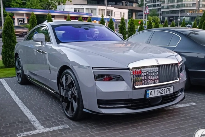 Rolls-Royce Spectre siêu sang là mẫu ôtô điện đầu tiên trong lịch sử 120 năm của thương hiệu Anh quốc. Với thiết kế fastback, Spectre thay thế vị trí của mẫu Rolls-Royce Wraith/Dawn đã dừng sản xuất trước đó.