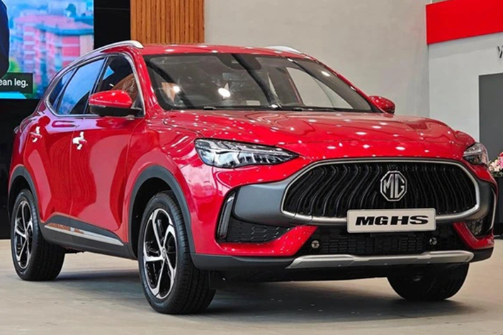 Chương trình giảm giá xe MG HS của đại lý đã bao gồm ưu đãi chính hãng. Trong tháng 8 này, MG HS được hãng tặng phí trước bạ và 1 năm bảo hiểm vật chất trị giá 80 triệu đồng ở bản 1.5T DEL và 85 triệu ở bản 1.5T LUX. Tuy nhiên, HS chưa phải là mẫu xe có mức khuyến mãi chính hãng cao nhất của thương hiệu MG.