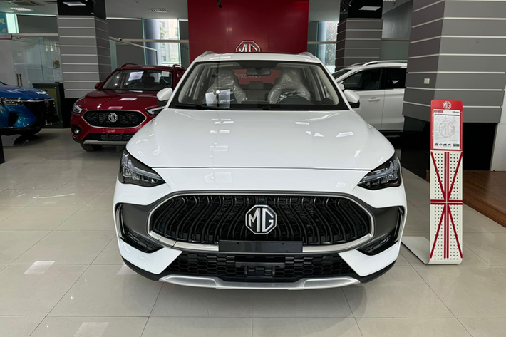 Theo đó, một số đại lý hiện đang áp dụng ưu đãi với tổng giá trị lên đến 120 triệu đồng cho xe MG HS của Trung Quốc. Giá sau ưu đãi của mẫu xe này giảm xuống chỉ còn 582 triệu đồng ở bản 1.5T DEL tiêu chuẩn và 629 triệu ở bản 1.5T LUX.
