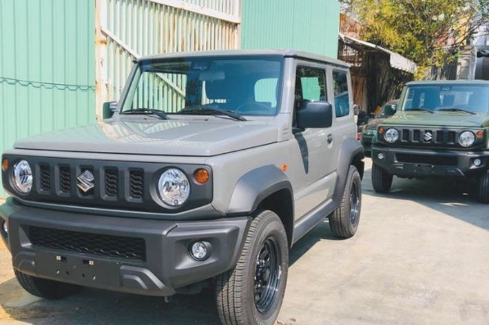 Theo thông tin từ tư vấn bán hàng, Suzuki Jimny tại Việt Nam có thể sẽ được ra mắt vào khoảng tháng 3/2024. Mới đây, một bức ảnh rò rỉ được cho là bảng giá tính lệ phí trước bạ ôtô mới nhất của Bộ Tài chính xuất hiện trên mạng xã hội.