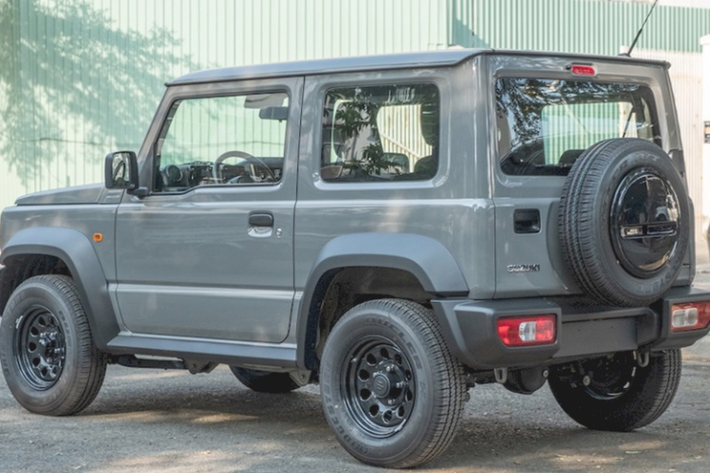Về nội thất, là xe chuyên dành cho offroad nên khoang cabin của Suzuki Jimny được thiết kế khá đơn giản. Tuy nhiên, xe vẫn có đầy đủ các tiện ích như: vô lăng bọc da tích hợp phím chức năng, bảng đồng hồ analogue với màn hình đa thông tin ở giữa, màn hình cảm ứng trung tâm 7 inch có kết nối Apple CarPlay/Android Auto.