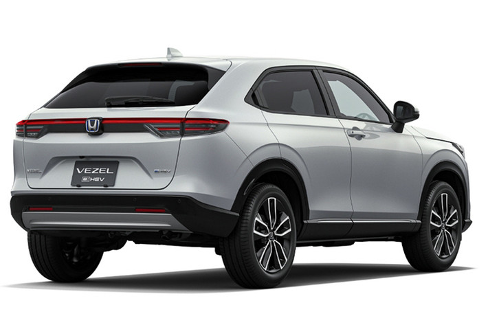 Trong khi đó, xe Honda HR-V 2024 ở Nhật Bản gần như giữ nguyên thiết kế nội thất cũ. Xe chỉ có thêm cụm điều khiển trung tâm mới, được thiết kế 2 tầng dễ sử dụng hơn.