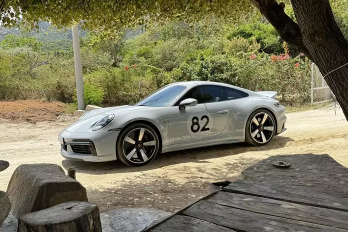Cường Đô la “cưỡi” Porsche 911 Sport Classic gần 20 tỷ đi thăm rẫy. Đáng chú ý anh không chọn Range Rover Autobiography đời mới, mà là chiếc xe thể thao giới hạn Porsche 911 Sport Classic 2023 để trải nghiệm cảm giác lái trên 1 cung đường lạ. Không ít cư dân mạng cho rằng, lấy xe Porsche 911 Sport Classic đi thăm rẫy thì ở Việt Nam chỉ có mỗi Cường Đô la dám chơi. Hiện chưa rõ địa điểm mà tay chơi phố núi mua rẫy để nghỉ dưỡng, nhưng 1 số thông tin trước đó cho biết, đó là thuộc tỉnh Đắk Nông.