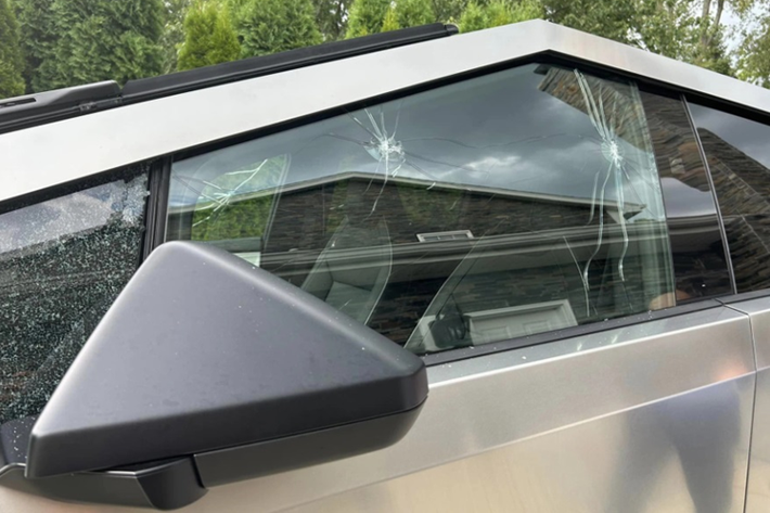 Cụ thể, chủ xe bán tải điện Tesla Cybertruck đã chia sẻ một tình huống dở khóc dở cười của mình sau chưa đầy 24h nhận xe. Theo đó, khi người này đang cùng vợ trò chuyện, vợ anh vô tình vung tay, chiếc nhẫn trên tay cô đã không may làm nứt kính chắn gió của chiếc Cybertruck.